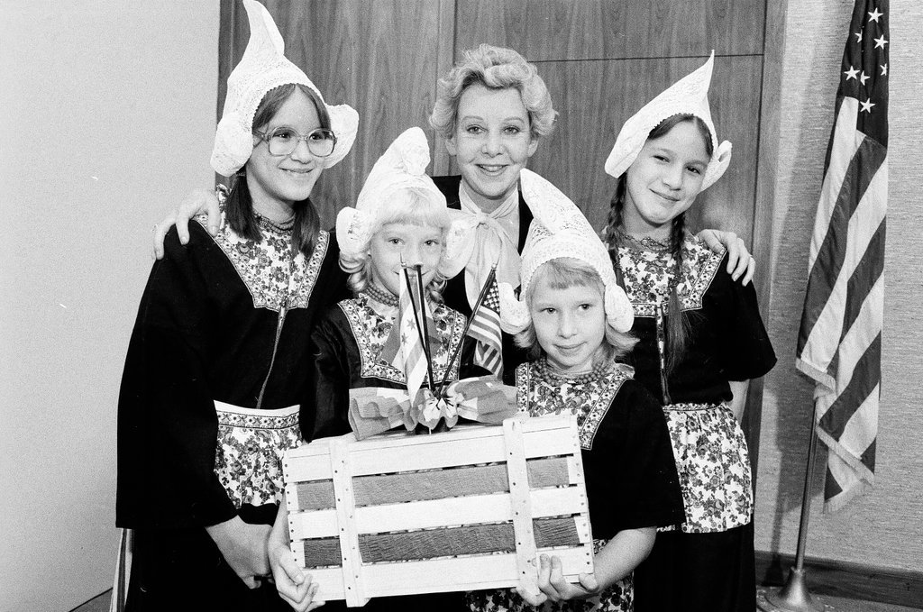 Dutch children visit Jane Byrne - Chicago Sun-Times