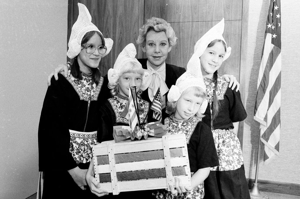 Dutch children visit Jane Byrne - Chicago Sun-Times