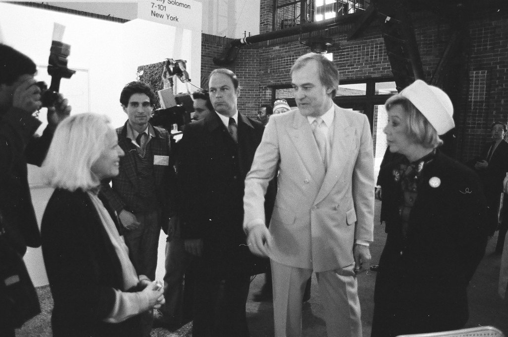 Mayor Byrne opens art exhibit - Chicago Sun-Times