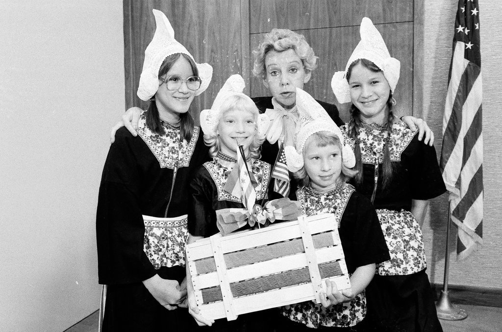 Dutch children visit Jane Byrne - Chicago Sun-Times