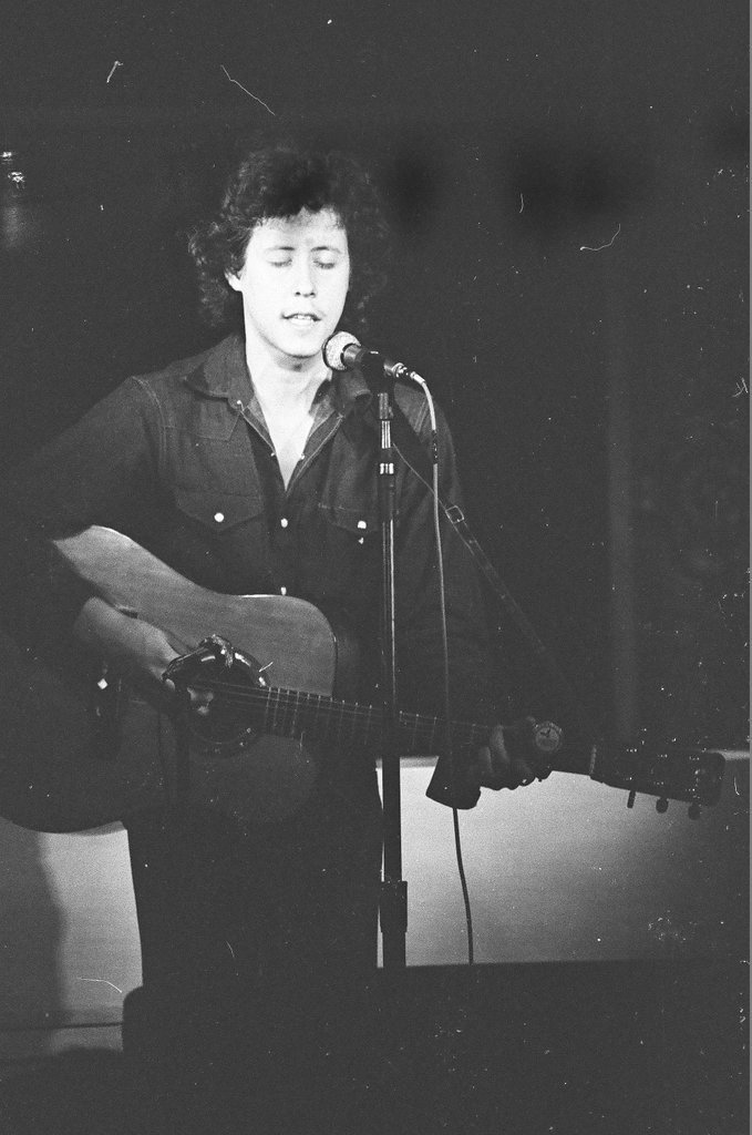 Arlo Guthrie and Pat and Victoria Garvey perform at Quiet Knight - Fred Stein for Chicago Daily News