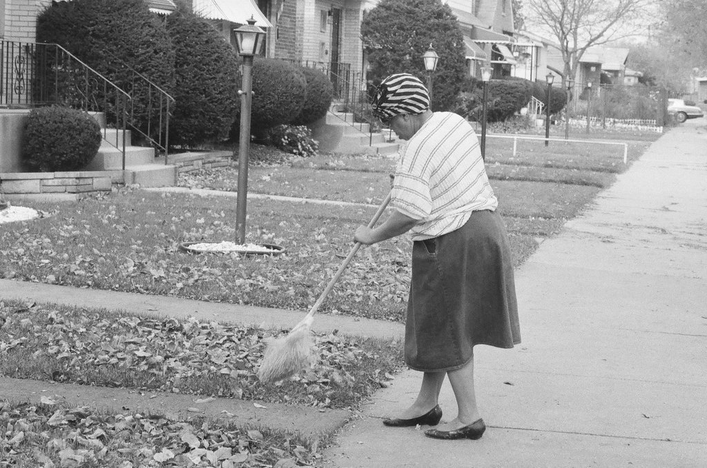 Chatham residents rake yards - Chicago Sun-Times