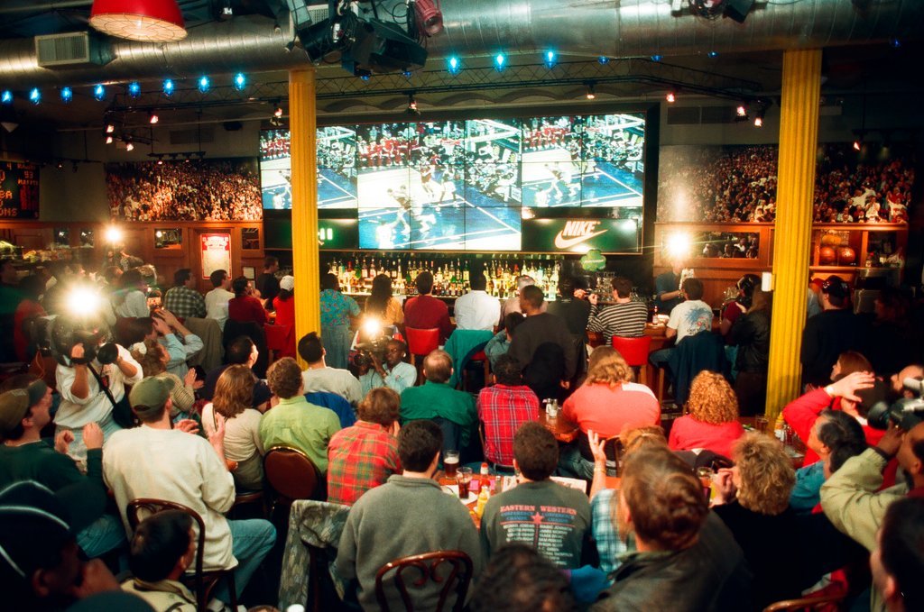 Fans watch Michael Jordan returns to basketball - Chicago Sun-Times