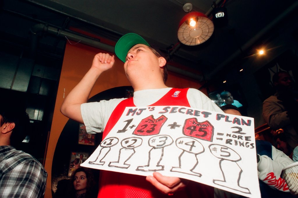 Fans watch Michael Jordan returns to basketball - Chicago Sun-Times