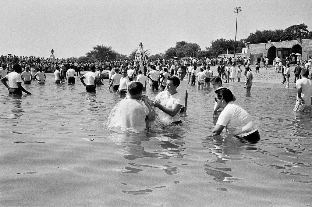 Jehovah's Witnesses baptized in Lake - Chicago Sun-Times