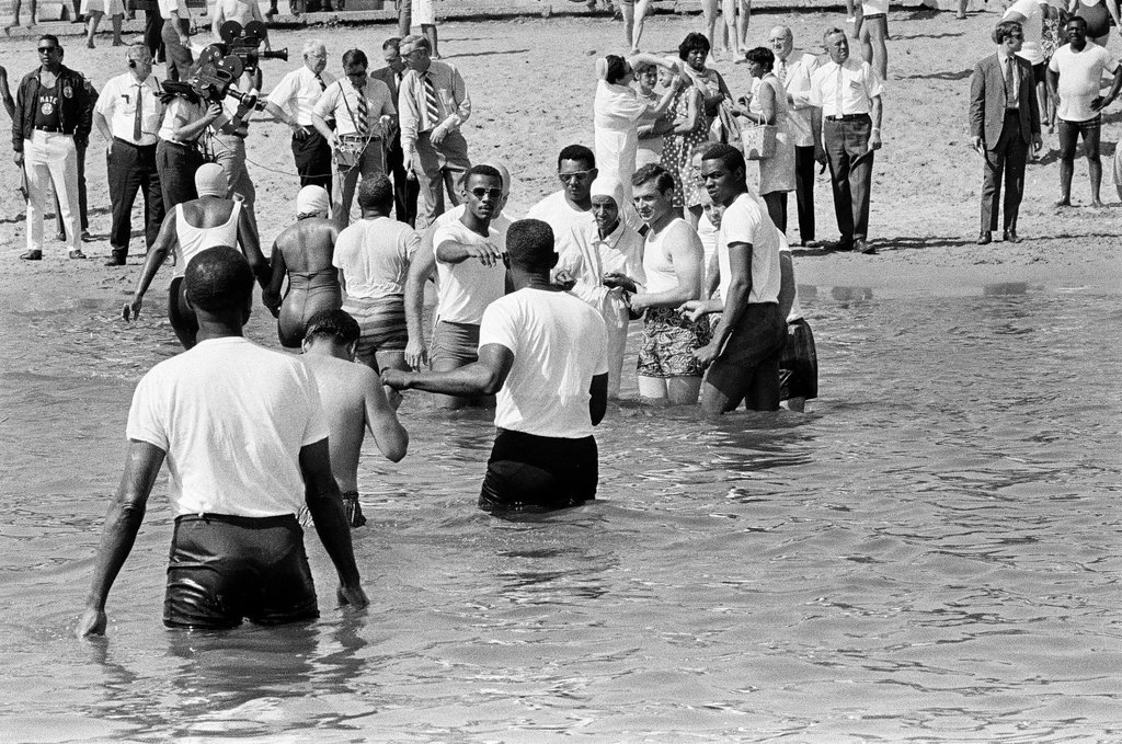 Jehovah's Witnesses baptized in Lake - Chicago Sun-Times