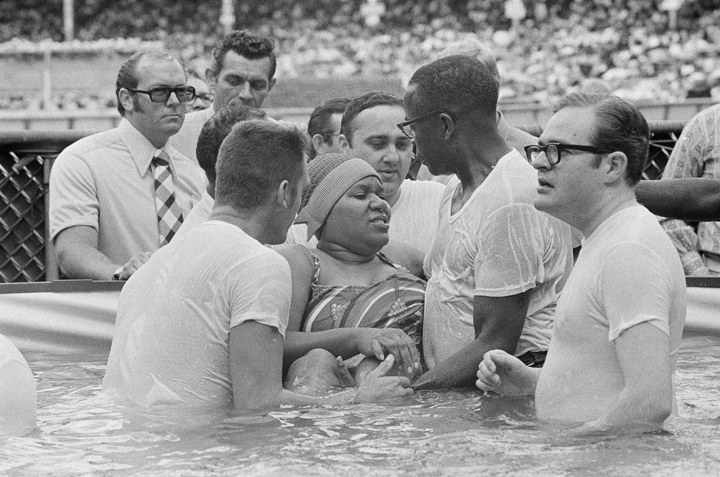 Jehovah's Witness baptism at Comiskey - Chicago Sun-Times