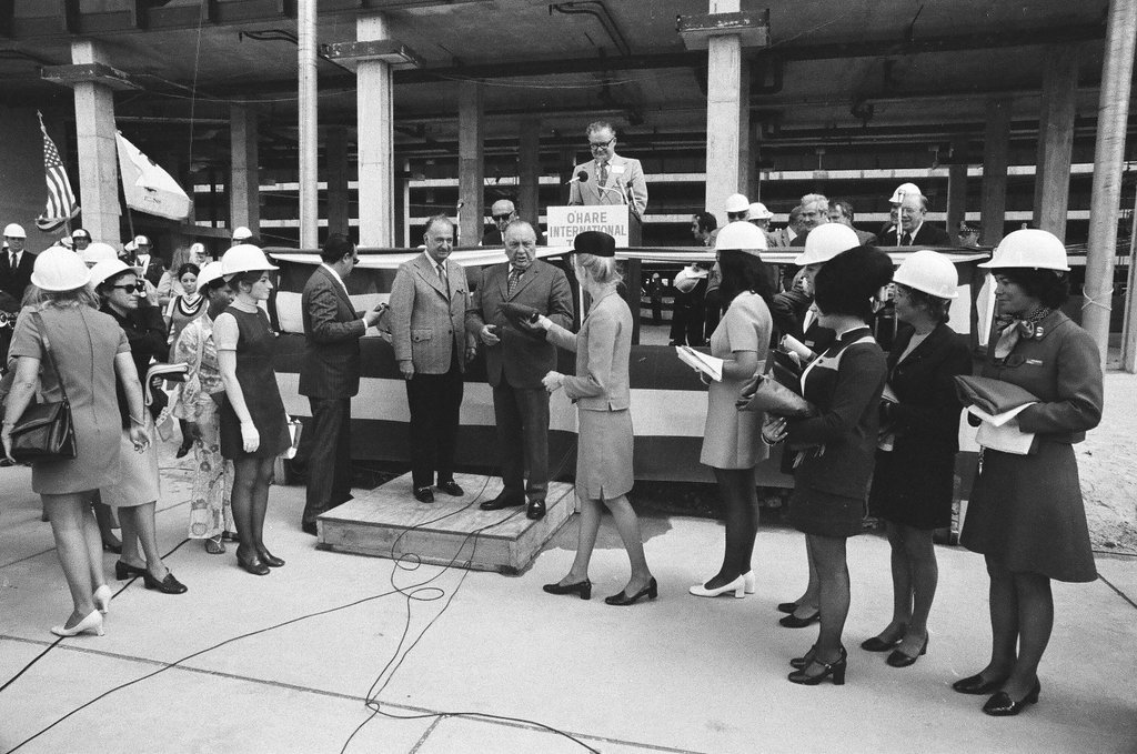 O'Hare hotel topping out ceremony - Chicago Sun-Times
