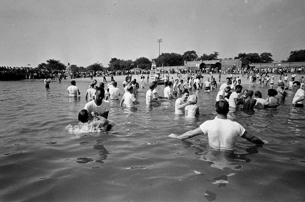 Jehovah's Witnesses baptized in Lake - Chicago Sun-Times