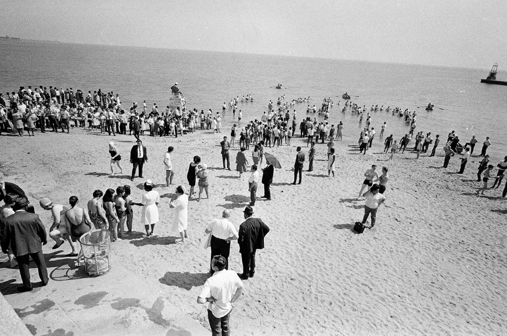 Jehovah's Witnesses baptized in Lake - Chicago Sun-Times