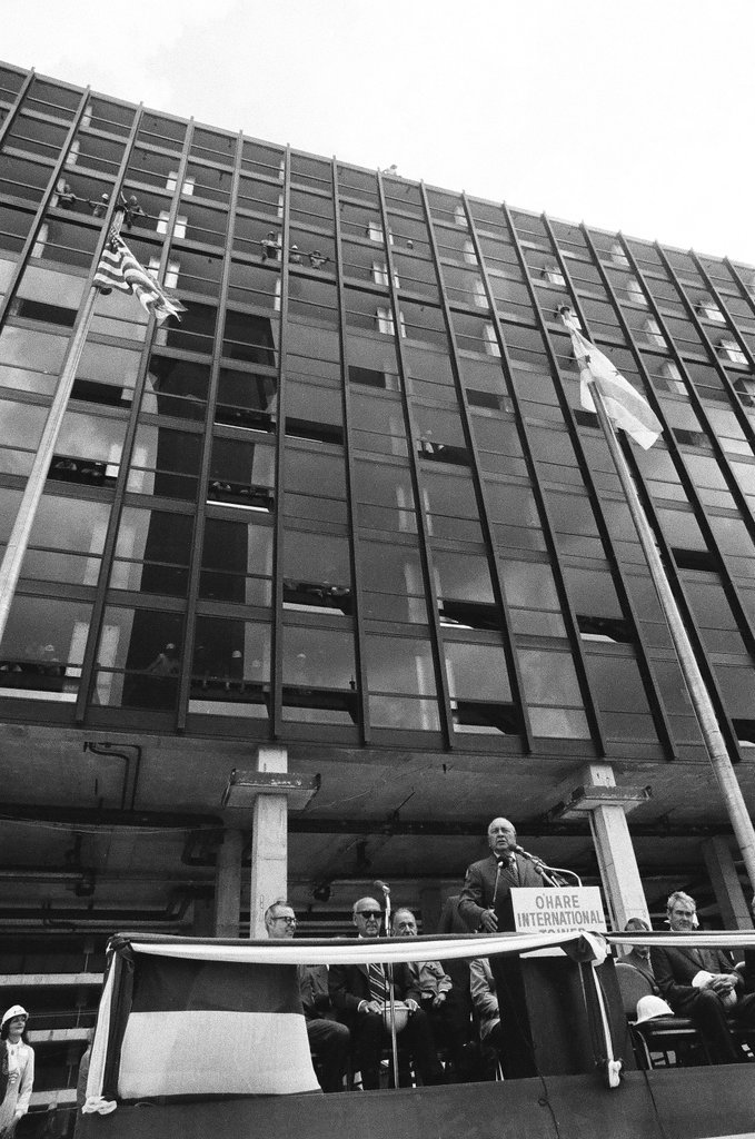 O'Hare hotel topping out ceremony - Chicago Sun-Times