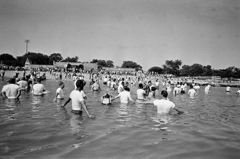 Jehovah's Witnesses baptized in Lake - Chicago Sun-Times