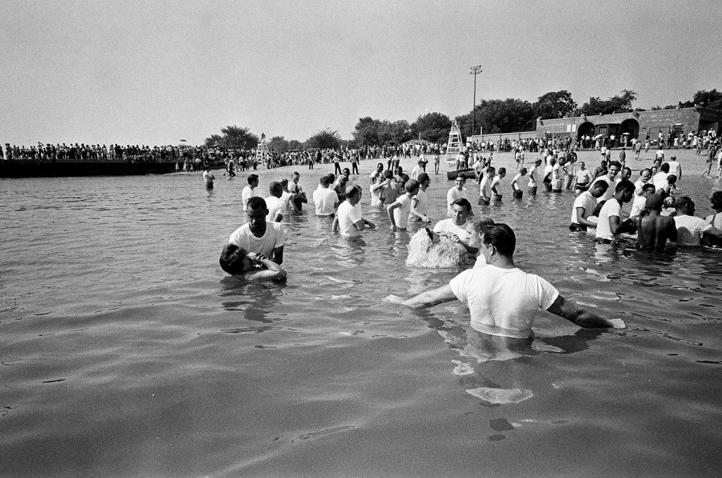 Jehovah's Witnesses baptized in Lake - Chicago Sun-Times