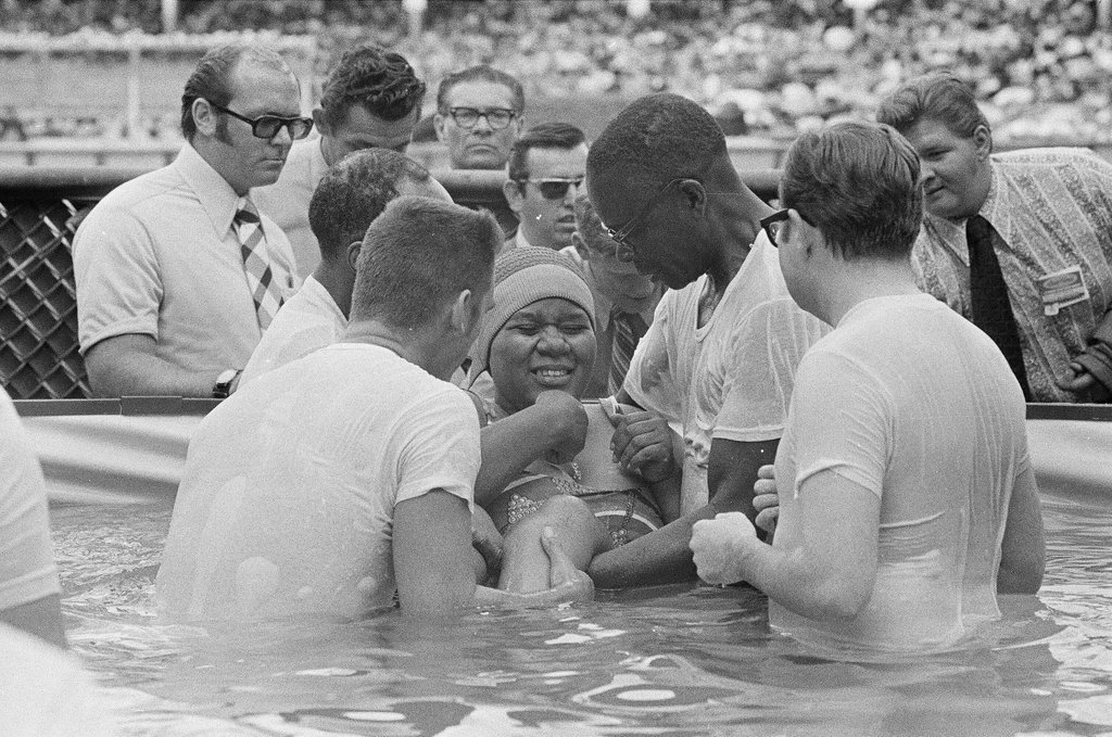 Jehovah's Witness baptism at Comiskey - Chicago Sun-Times