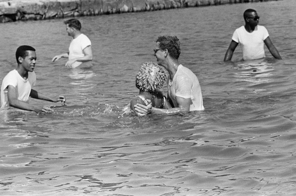 Jehovah's Witnesses baptized in Lake - Chicago Sun-Times
