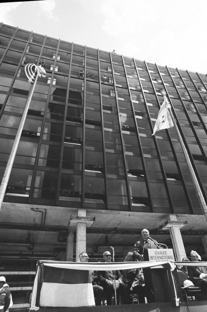 O'Hare hotel topping out ceremony - Chicago Sun-Times
