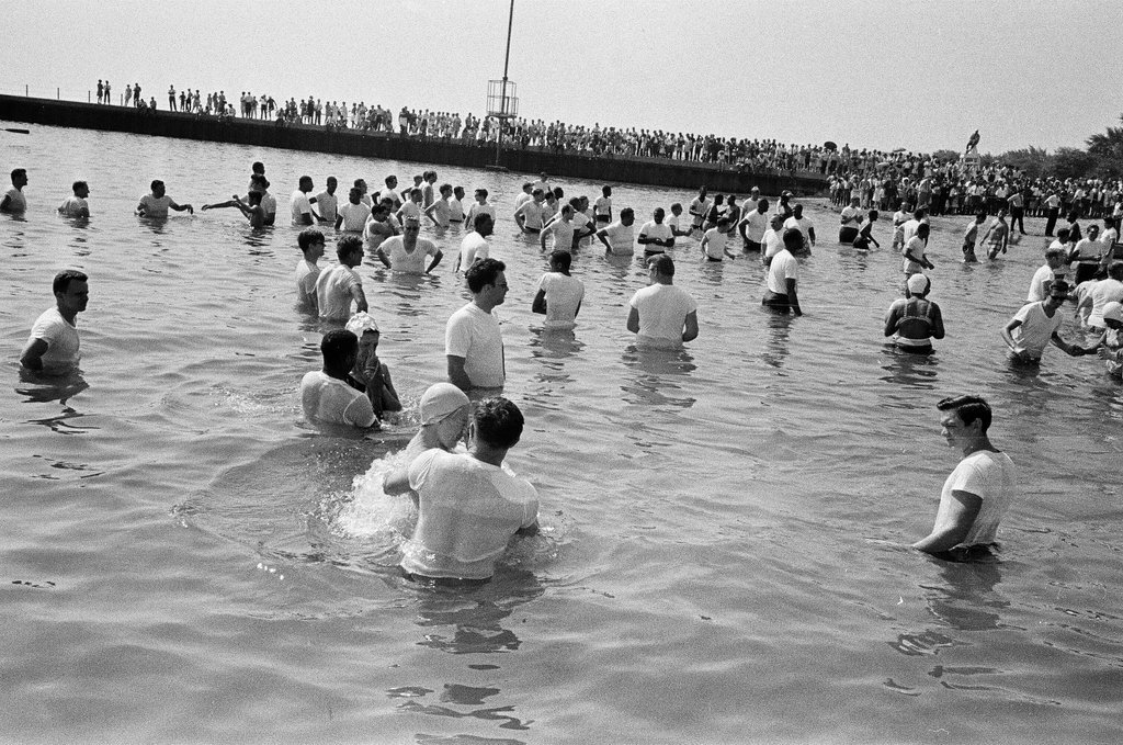 Jehovah's Witnesses baptized in Lake - Chicago Sun-Times
