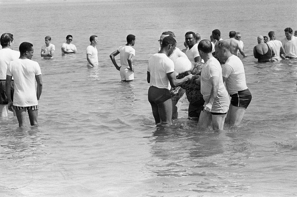 Jehovah's Witnesses baptized in Lake - Chicago Sun-Times