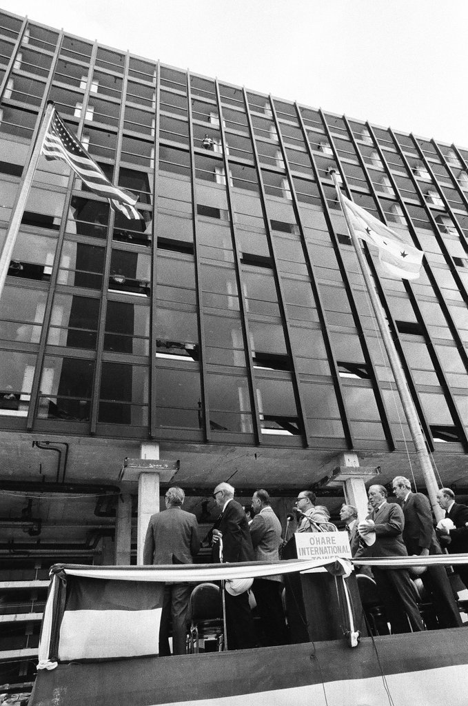 O'Hare hotel topping out ceremony - Chicago Sun-Times