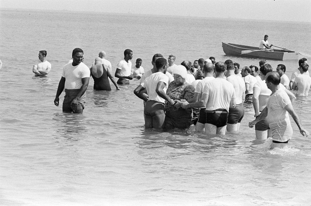 Jehovah's Witnesses baptized in Lake - Chicago Sun-Times