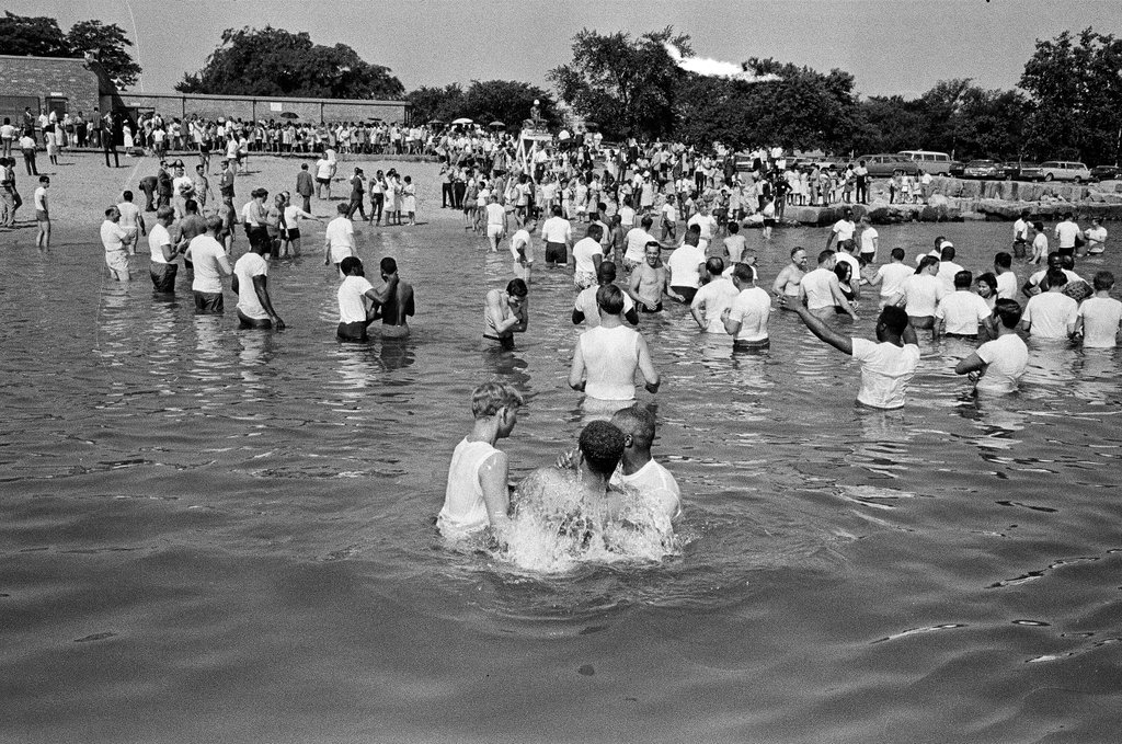 Jehovah's Witnesses baptized in Lake - Chicago Sun-Times