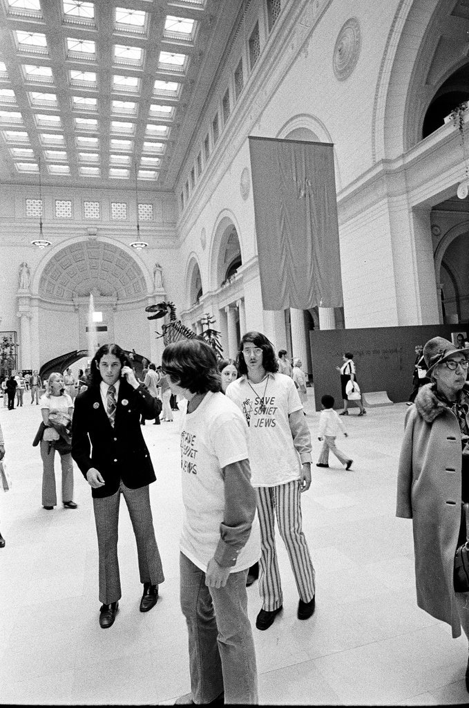 Jewish protesters at Soviet art exhibit - Chicago Sun-Times