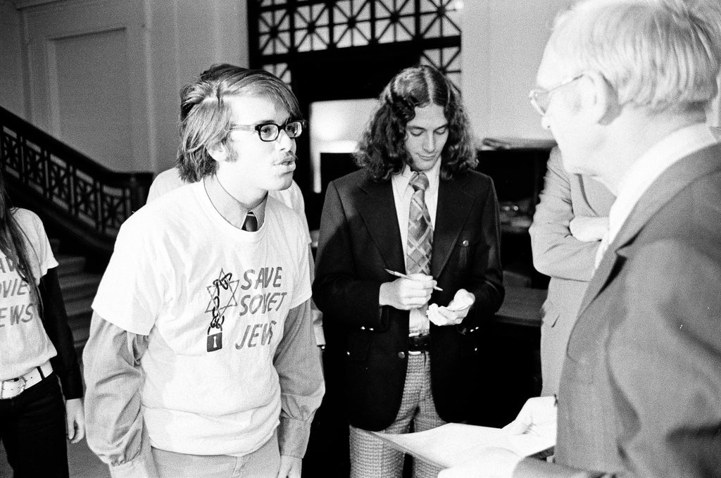 Jewish protesters at Soviet art exhibit - Chicago Sun-Times