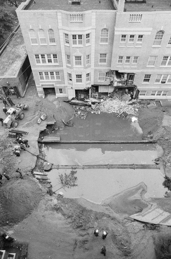 Broken water main at 69th and South Shore - Chicago Sun-Times