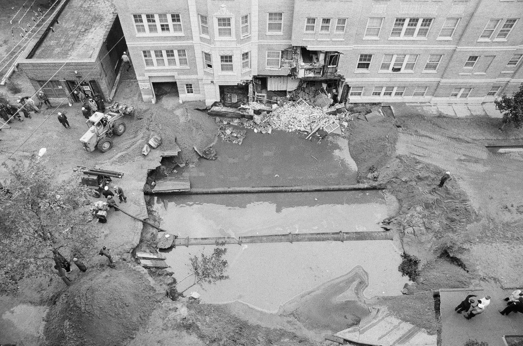 Broken water main at 69th and South Shore - Chicago Sun-Times