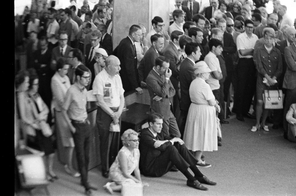 People watch Apollo 11 return from Moon - Chicago Sun-Times