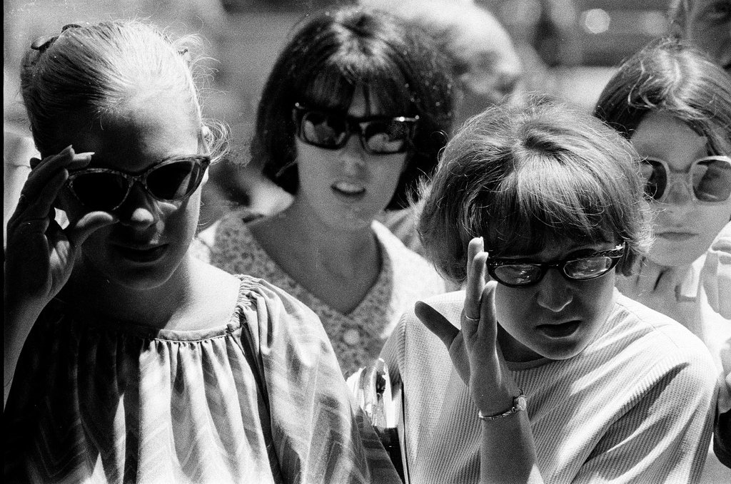 People watch Apollo 11 return from Moon - Chicago Sun-Times