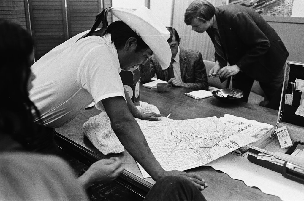 Chicago Indian Village members negotiate with Joanne Maxwell at Nike site - Perry C. Riddle for Chicago Sun-Times