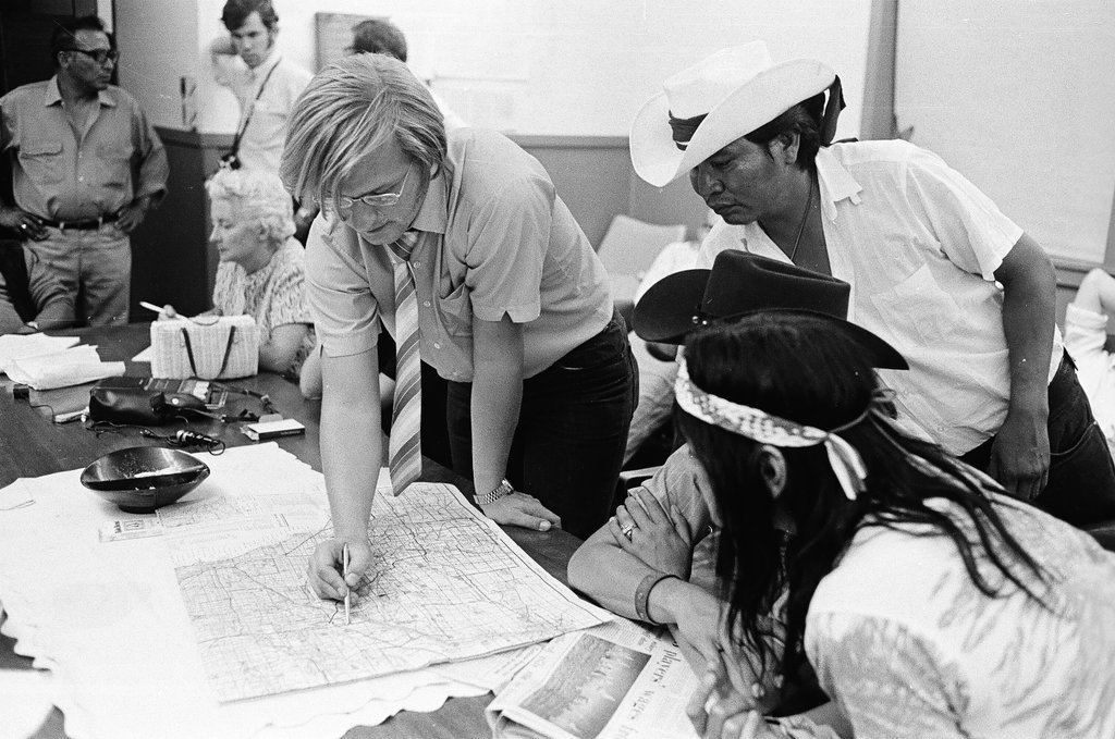 Chicago Indian Village members negotiate with Joanne Maxwell at Nike site - Perry C. Riddle for Chicago Sun-Times