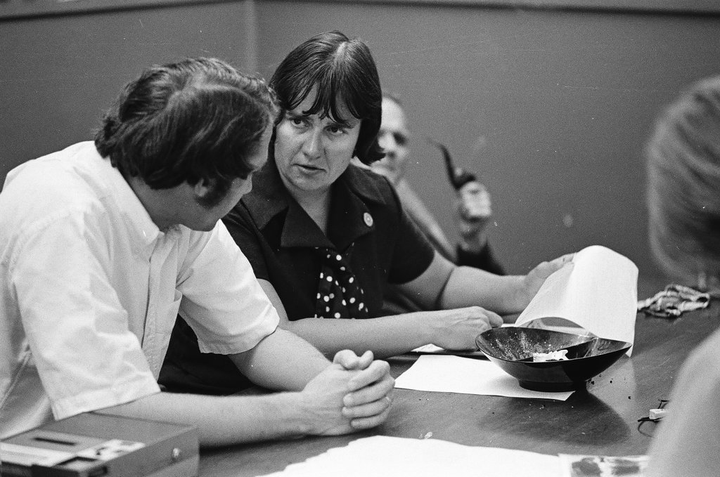 Chicago Indian Village members negotiate with Joanne Maxwell at Nike site - Perry C. Riddle for Chicago Sun-Times