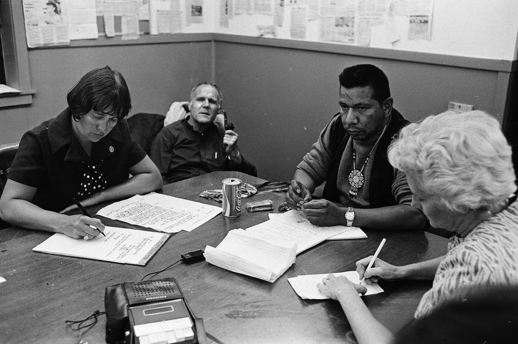 Chicago Indian Village members negotiate with Joanne Maxwell at Nike site - Perry C. Riddle for Chicago Sun-Times