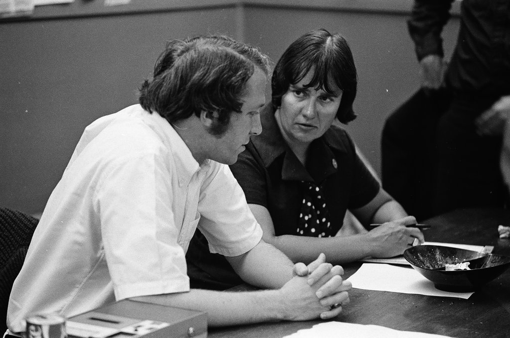 Chicago Indian Village members negotiate with Joanne Maxwell at Nike site - Perry C. Riddle for Chicago Sun-Times