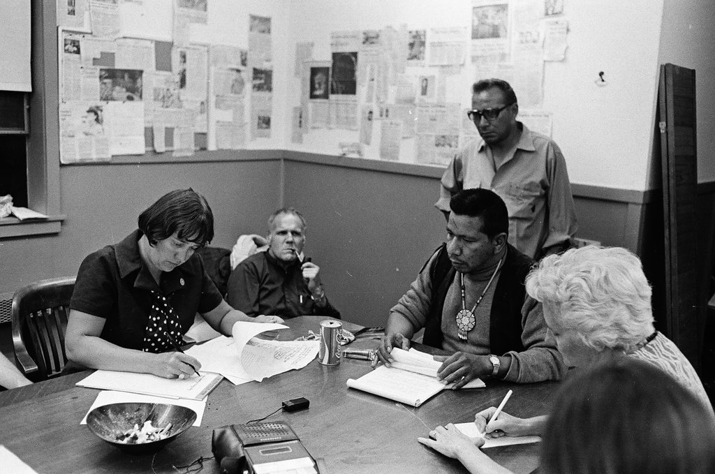 Chicago Indian Village members negotiate with Joanne Maxwell at Nike site - Perry C. Riddle for Chicago Sun-Times