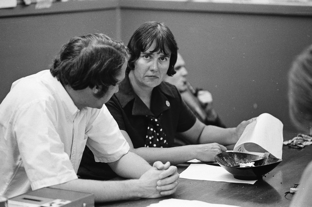 Chicago Indian Village members negotiate with Joanne Maxwell at Nike site - Perry C. Riddle for Chicago Sun-Times