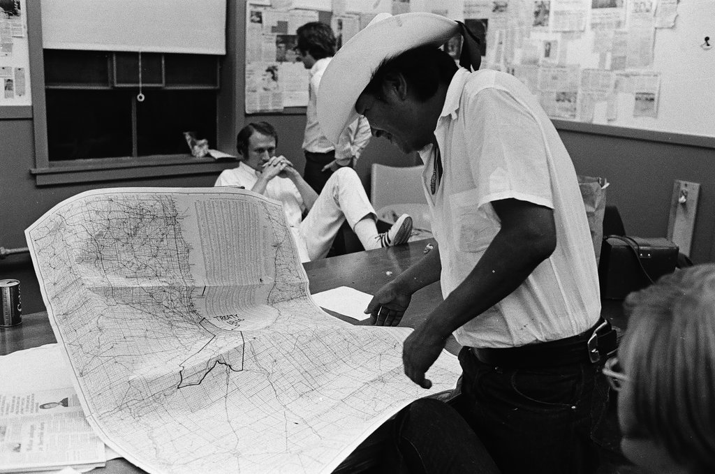 Chicago Indian Village members negotiate with Joanne Maxwell at Nike site - Perry C. Riddle for Chicago Sun-Times