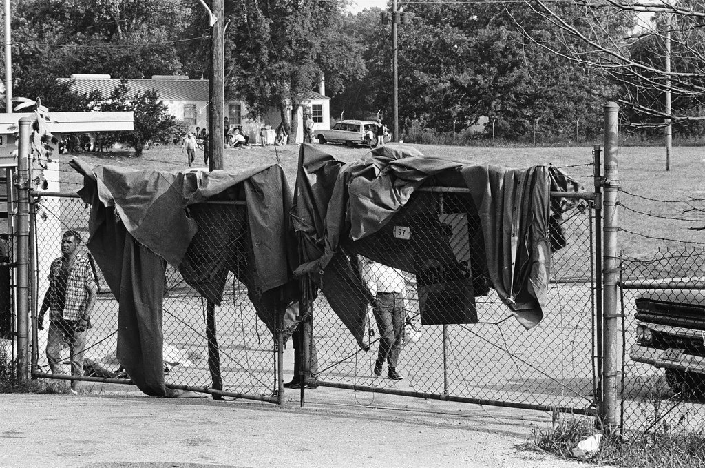 Chicago Indian Village members negotiate with Joanne Maxwell at Nike site - Perry C. Riddle for Chicago Sun-Times