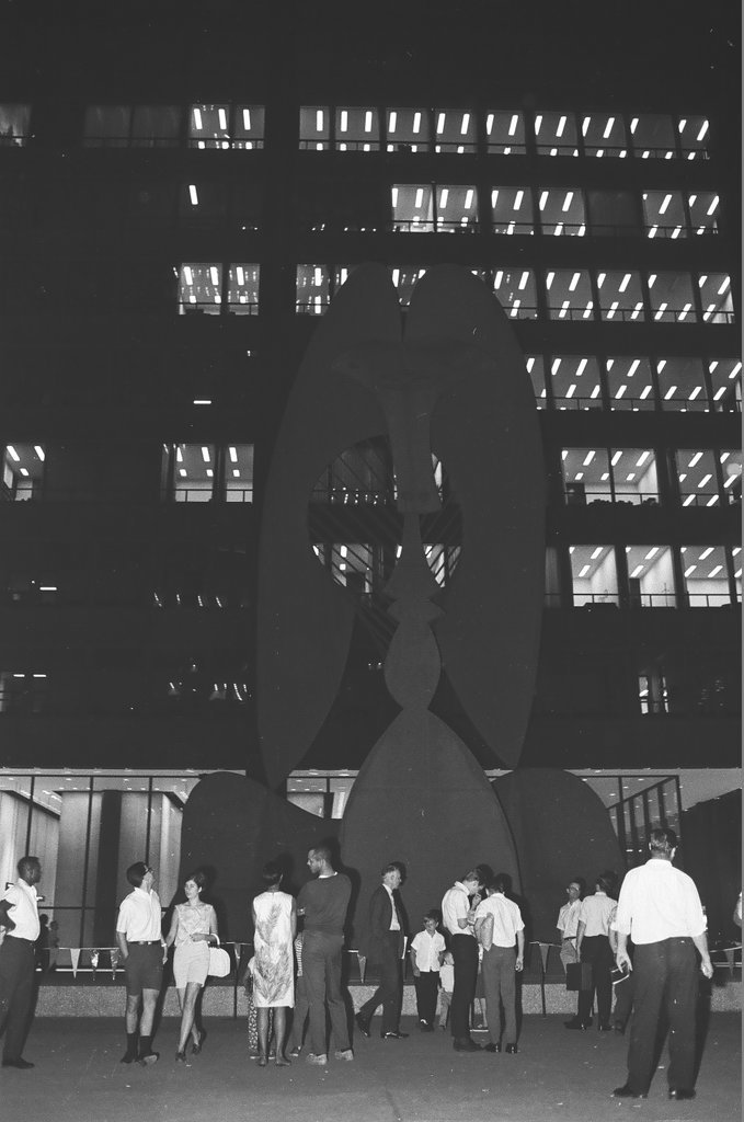 Crowds view Picasso statue - Mel Larson for Chicago Sun-Times