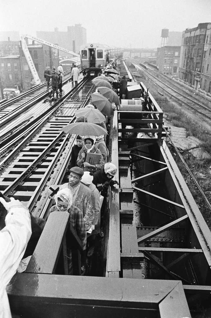 Elevated train derailment - John Tweedle for Chicago Sun-Times