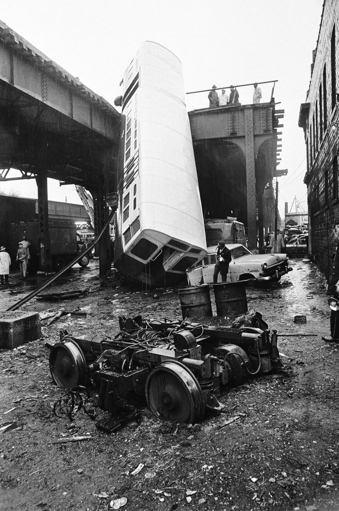 Elevated train derailment - John Tweedle for Chicago Sun-Times