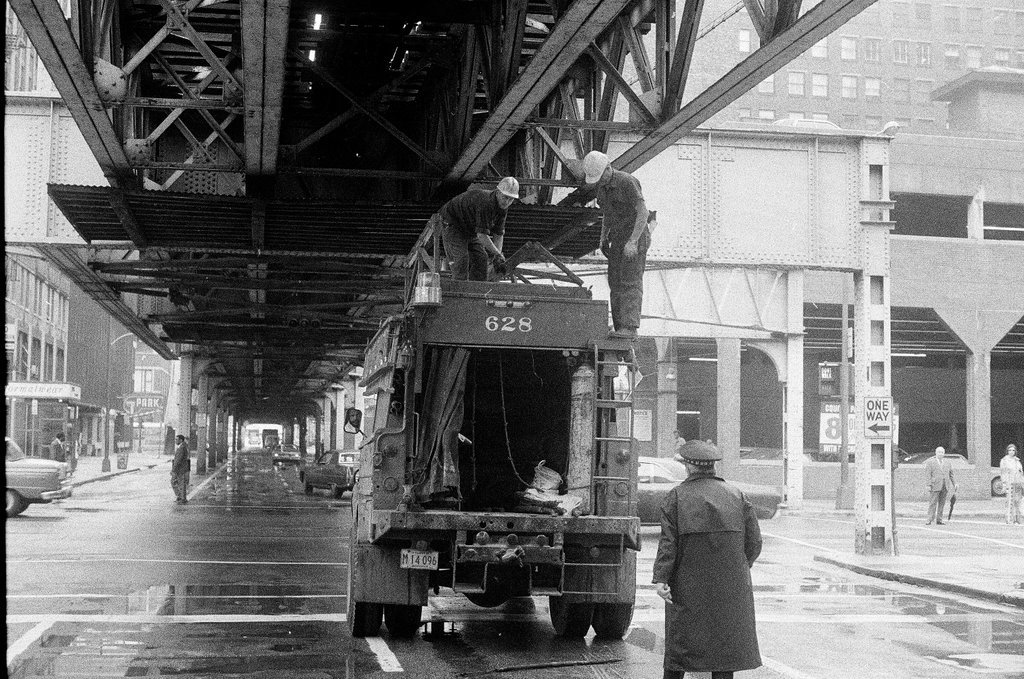 Workmen repair elevated tracks - Charles Krejcsi for Chicago Sun-Times