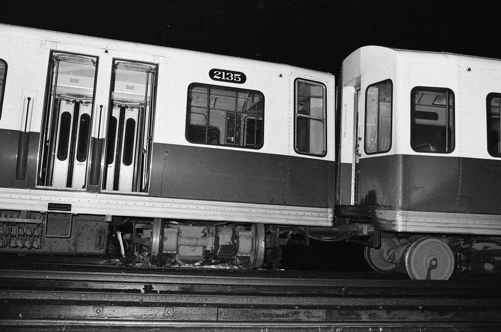 Passengers taken off of elevated train after derailment - Larry Nocerino for Chicago Sun-Times