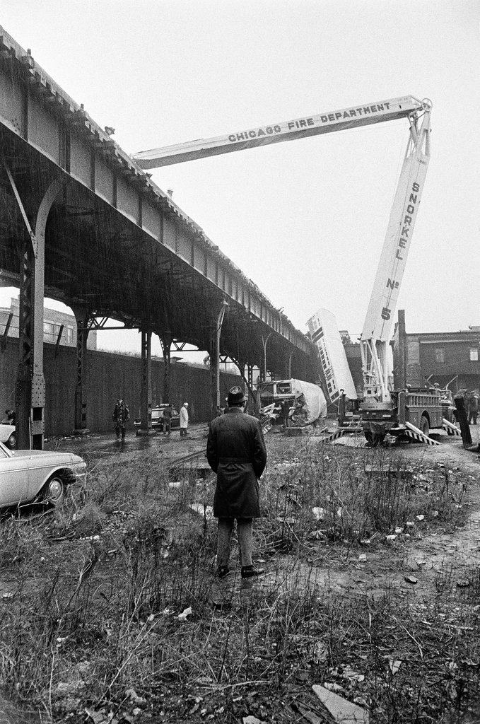 Elevated train derailment - John Tweedle for Chicago Sun-Times