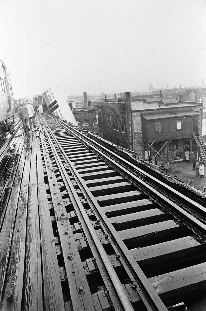 Elevated train derailment - John Tweedle for Chicago Sun-Times