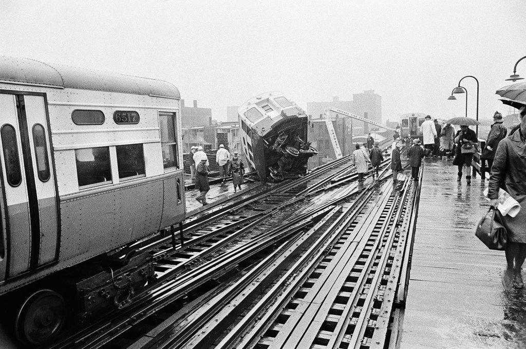 Elevated train derailment - John Tweedle for Chicago Sun-Times