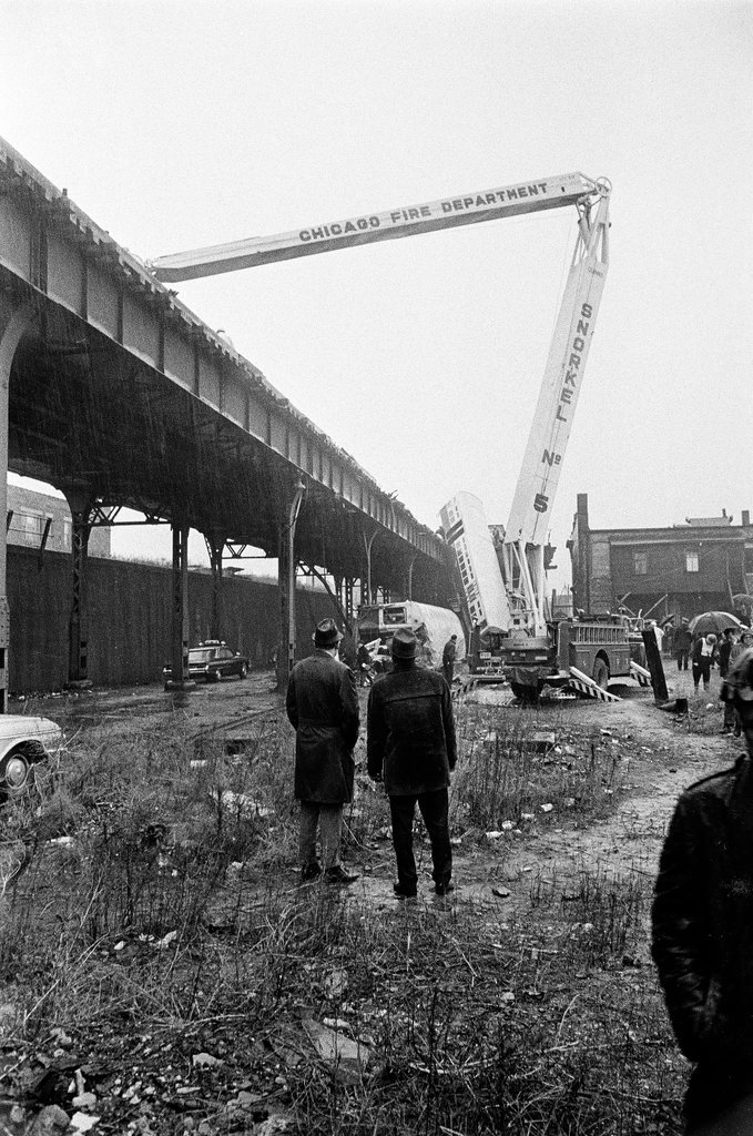 Elevated train derailment - John Tweedle for Chicago Sun-Times
