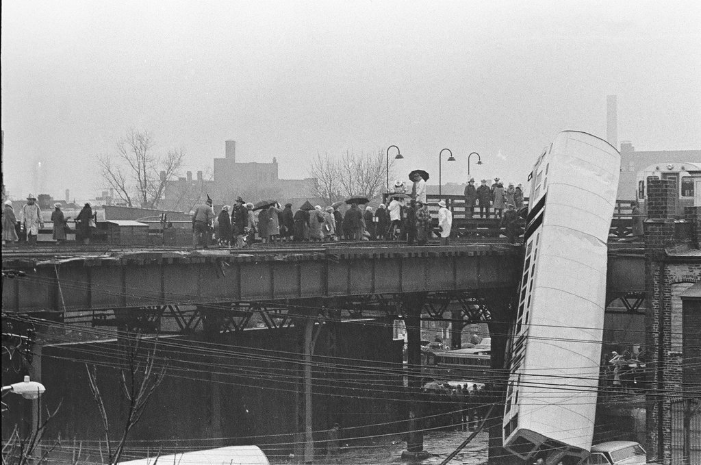 Elevated train derailment - Bob Langer for Chicago Sun-Times